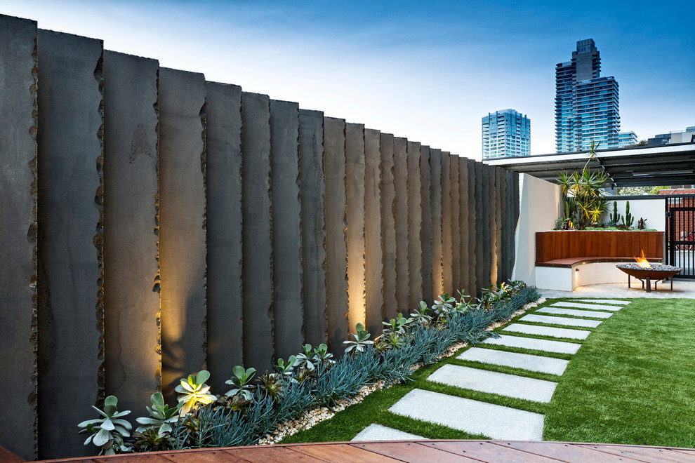 Réalisation d'un aménagement d'entrée ou allée de jardin latéral minimaliste de taille moyenne avec des pavés en pierre naturelle.