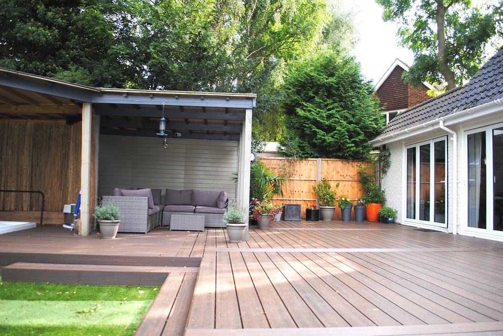 Стильный дизайн: большой солнечный регулярный сад на заднем дворе в современном стиле с хорошей освещенностью и настилом - последний тренд