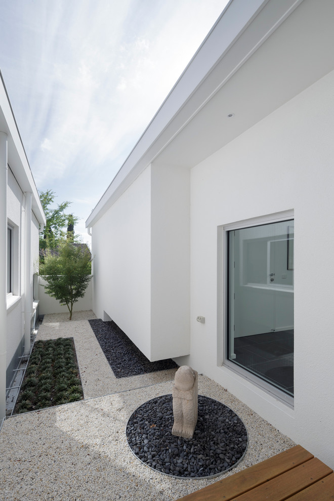 Foto di un giardino minimalista di medie dimensioni e dietro casa con ghiaia