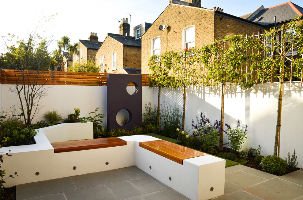 Imagen de jardín contemporáneo pequeño en verano en patio trasero con exposición parcial al sol