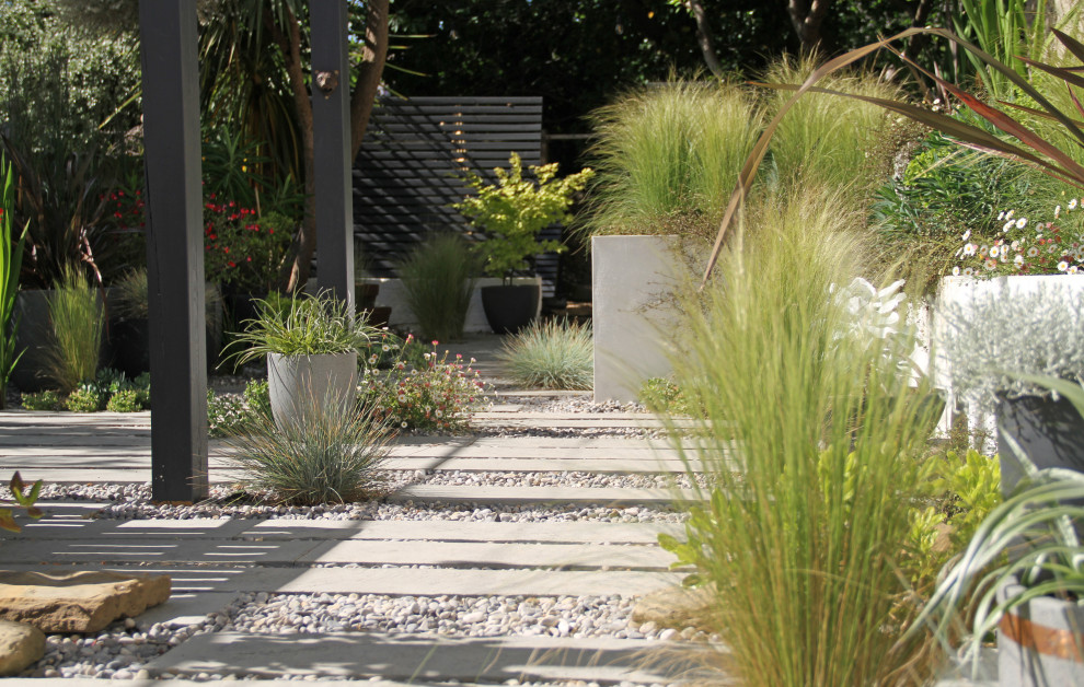 Mittelgroßer Moderner Kiesgarten hinter dem Haus mit Hochbeet und direkter Sonneneinstrahlung in Sussex