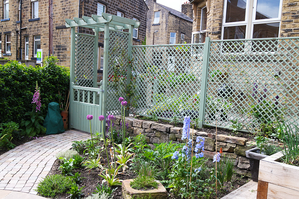 Idée de décoration pour un petit jardin potager arrière design l'été avec des pavés en pierre naturelle.