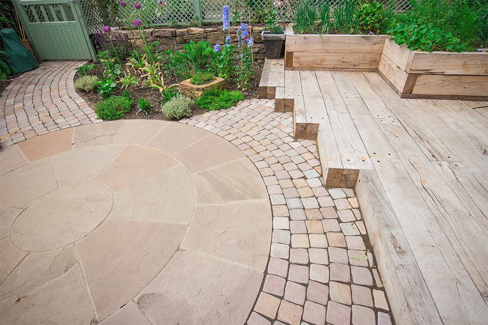 Ispirazione per un piccolo orto in giardino contemporaneo dietro casa in estate con pavimentazioni in pietra naturale