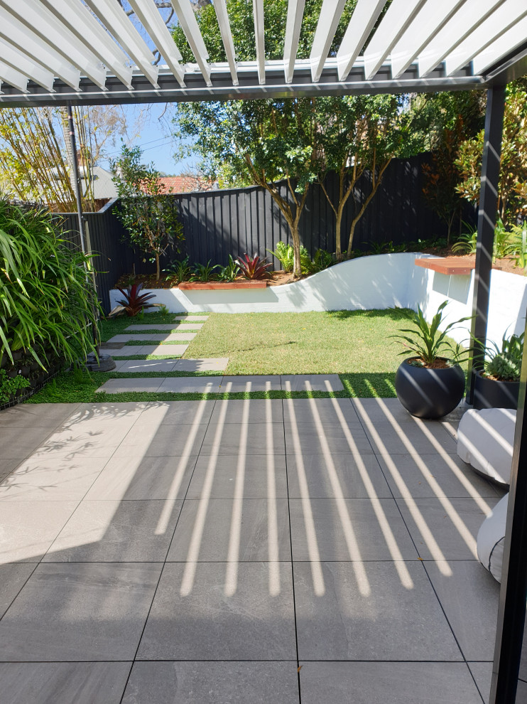 Свежая идея для дизайна: маленький летний участок и сад на заднем дворе в современном стиле с полуденной тенью и мощением тротуарной плиткой для на участке и в саду - отличное фото интерьера