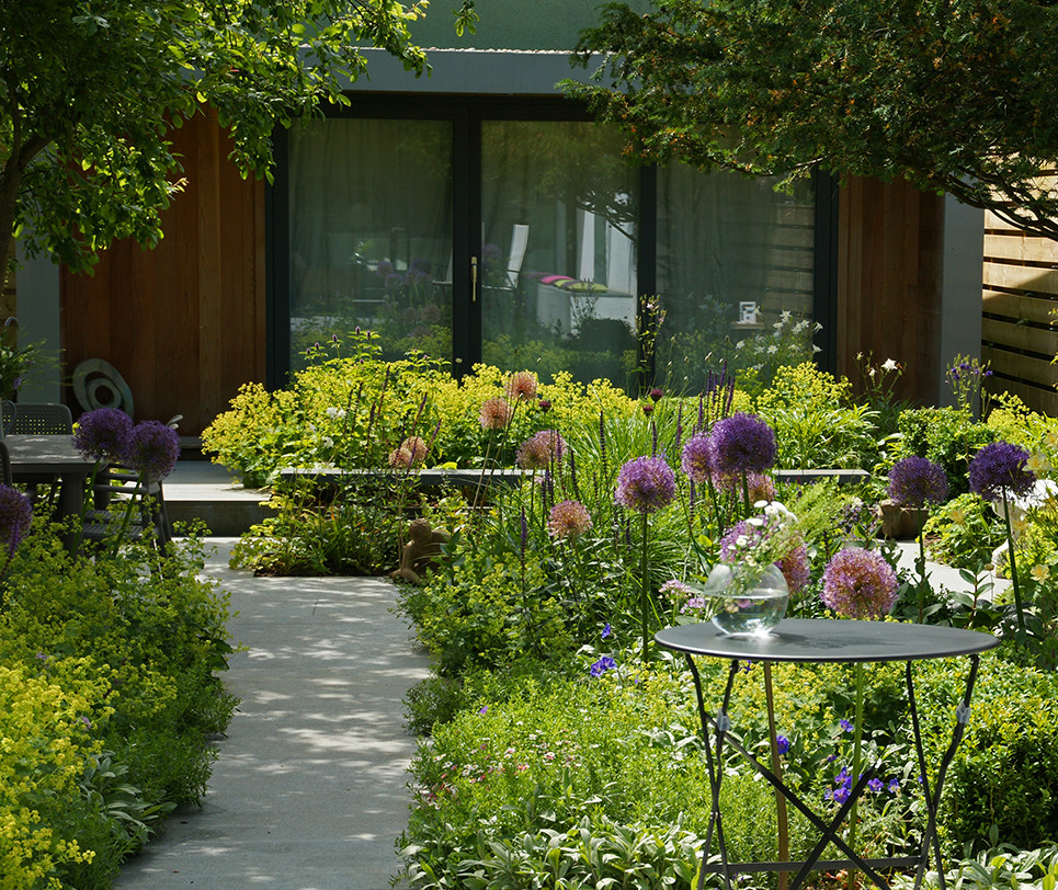 Пример оригинального дизайна: маленький регулярный сад на внутреннем дворе в современном стиле с полуденной тенью и покрытием из каменной брусчатки для на участке и в саду