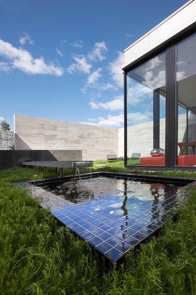 Inspiration for a contemporary garden in Melbourne with a water feature.