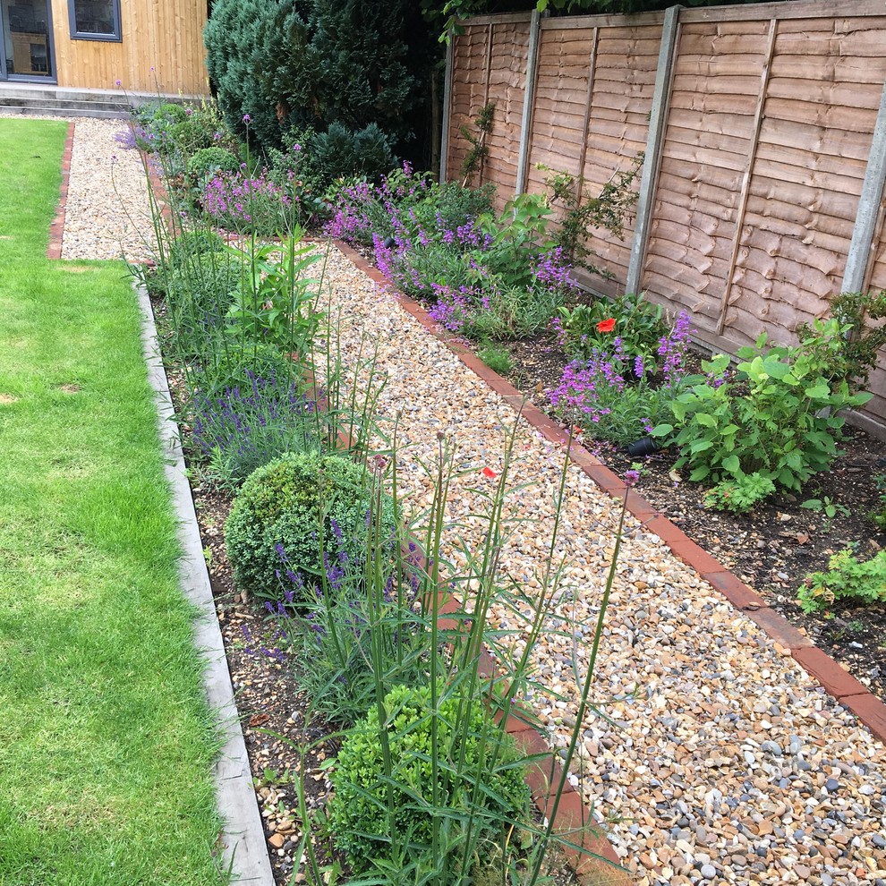 Photo of a contemporary landscaping in Hertfordshire.