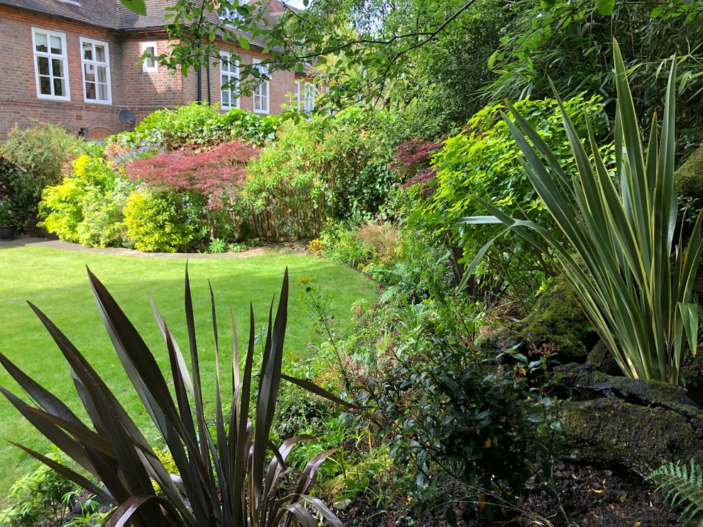Immagine di un giardino minimal in ombra di medie dimensioni e dietro casa in estate