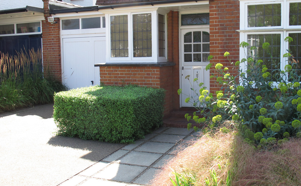 Exemple d'un aménagement d'entrée ou allée de jardin avant tendance de taille moyenne et l'été avec une exposition ensoleillée et des pavés en béton.