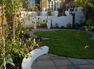 Diseño de camino de jardín actual de tamaño medio en verano en patio trasero con exposición total al sol y adoquines de piedra natural