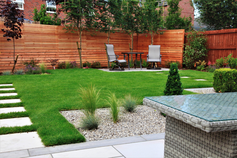 Foto di un giardino minimal di medie dimensioni e dietro casa con pavimentazioni in pietra naturale
