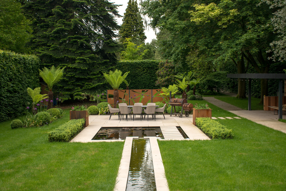 Свежая идея для дизайна: большой тенистый участок и сад на заднем дворе в современном стиле - отличное фото интерьера