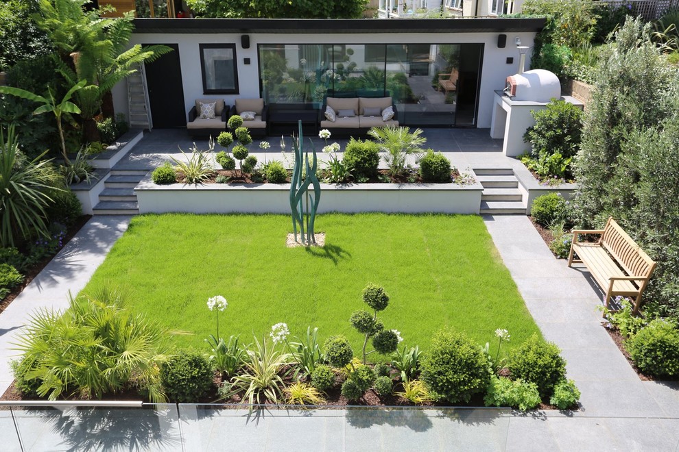 Foto di un giardino formale minimalista esposto in pieno sole di medie dimensioni e dietro casa in estate con fontane e pavimentazioni in pietra naturale