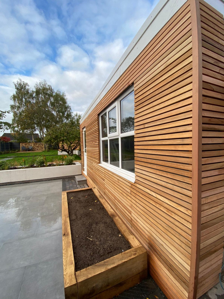 Immagine di un giardino minimal di medie dimensioni e dietro casa in estate con recinzione in legno