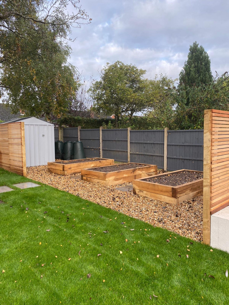 Стильный дизайн: летний регулярный сад среднего размера на заднем дворе в современном стиле с высокими грядками и с деревянным забором - последний тренд