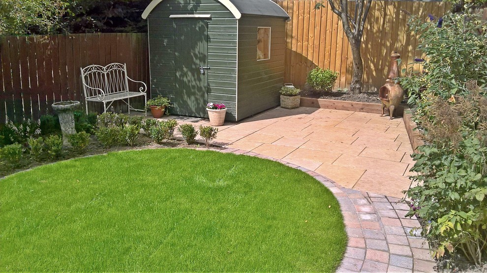 Стильный дизайн: участок и сад среднего размера на заднем дворе в современном стиле с покрытием из каменной брусчатки - последний тренд