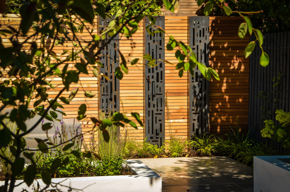 Idee per un piccolo giardino design esposto a mezz'ombra dietro casa in estate