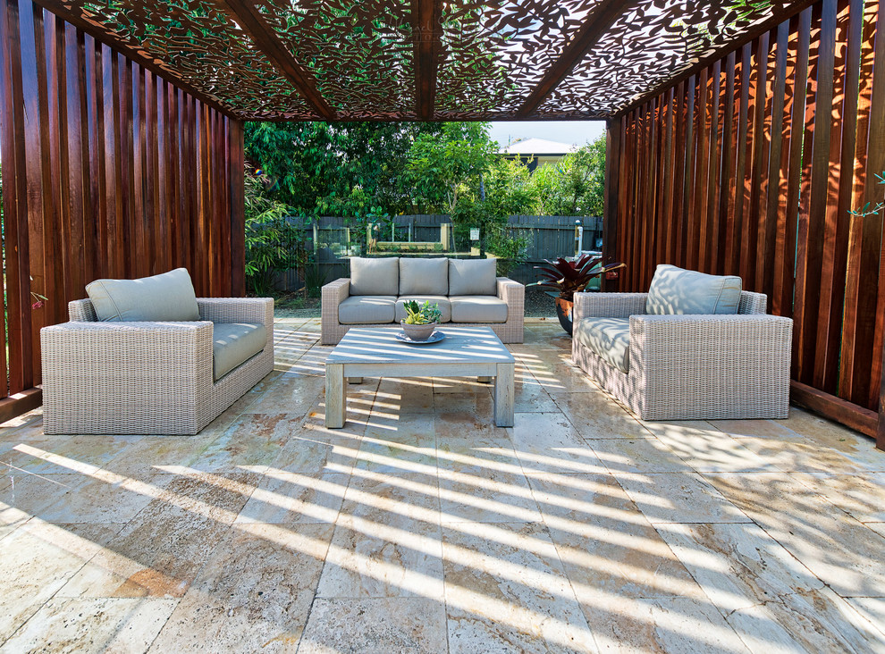 Inspiration pour un jardin arrière design de taille moyenne avec des pavés en pierre naturelle.