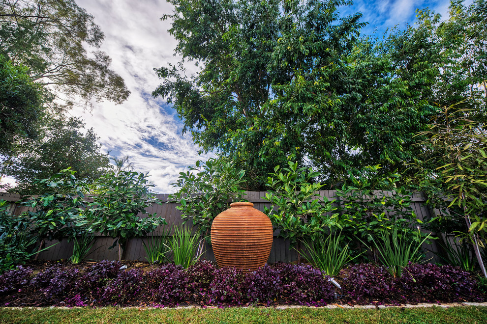 Geometrischer, Mittelgroßer Moderner Garten hinter dem Haus mit Kübelpflanzen und Natursteinplatten in Sonstige