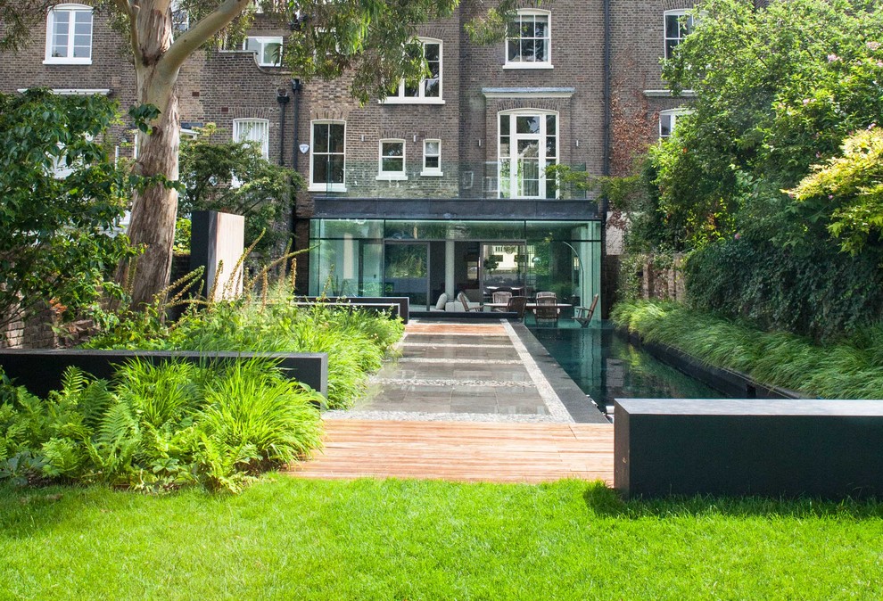 Пример оригинального дизайна: участок и сад среднего размера на заднем дворе в современном стиле