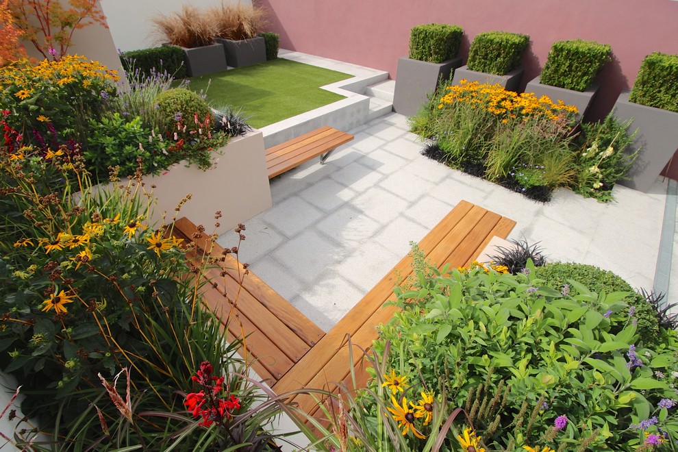 This is an example of a contemporary landscaping in Dublin.