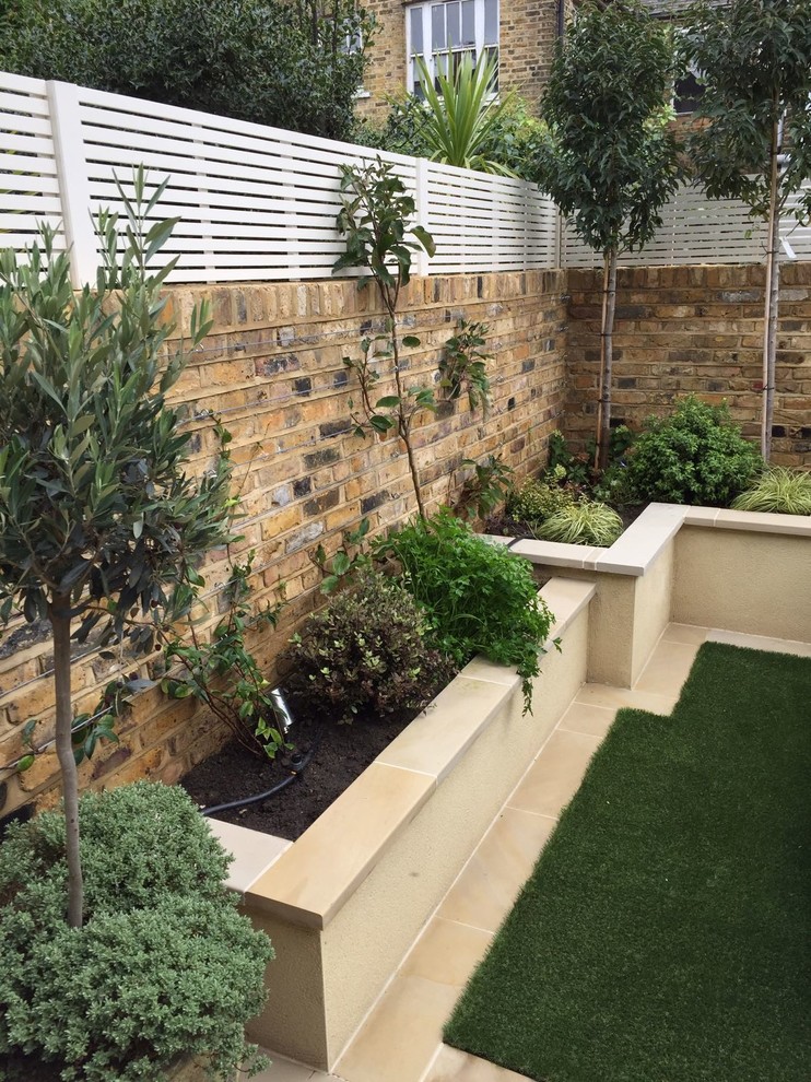 Ispirazione per un piccolo giardino design esposto a mezz'ombra dietro casa in estate con pavimentazioni in pietra naturale