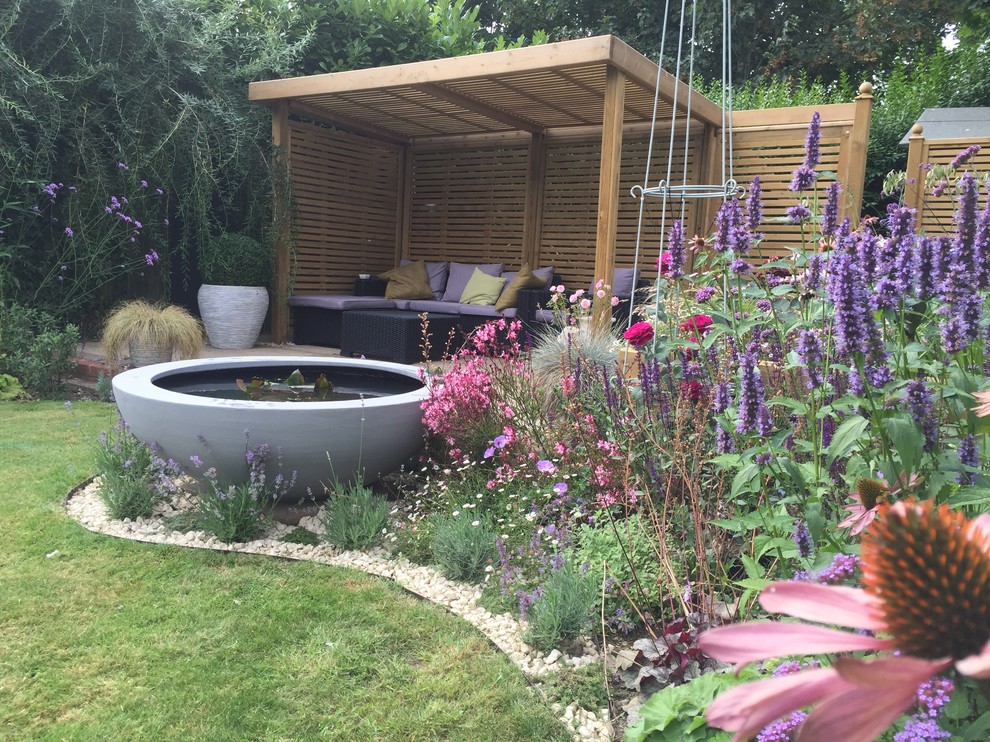 Esempio di un giardino design esposto in pieno sole dietro casa in estate con fontane