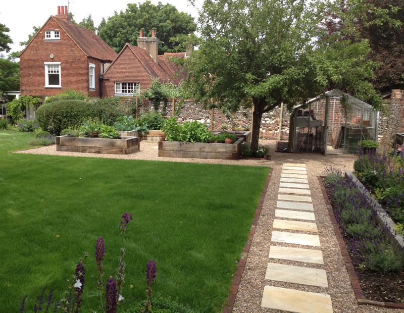 Klassischer Garten im Innenhof mit Natursteinplatten in Berkshire