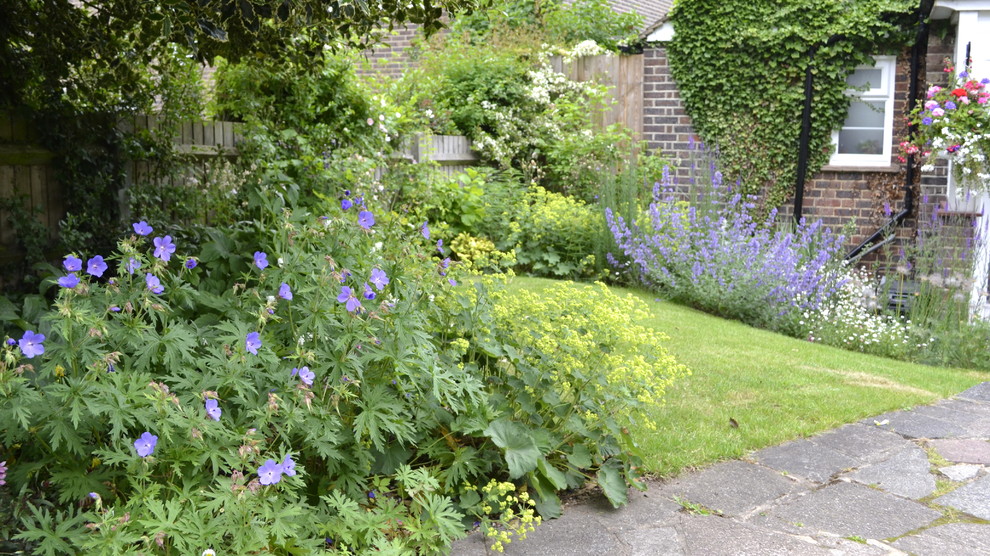 Mittelgroßer, Halbschattiger Klassischer Vorgarten im Frühling in London