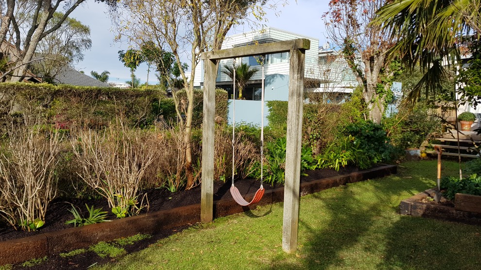 На фото: участок и сад среднего размера на переднем дворе в стиле шебби-шик с