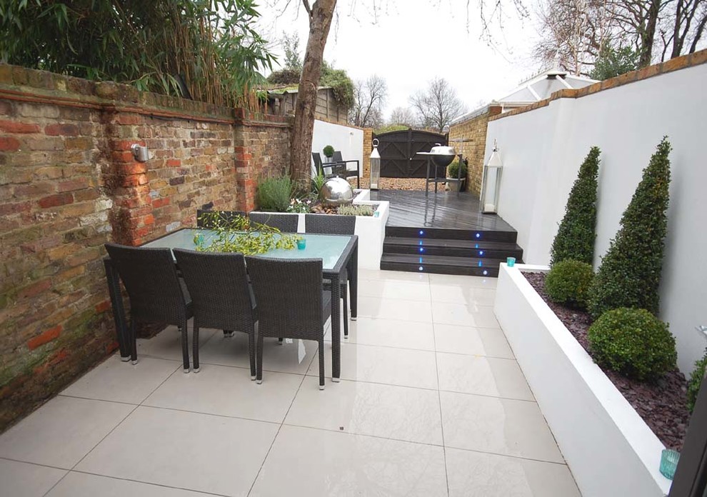 Example of a minimalist patio design in London