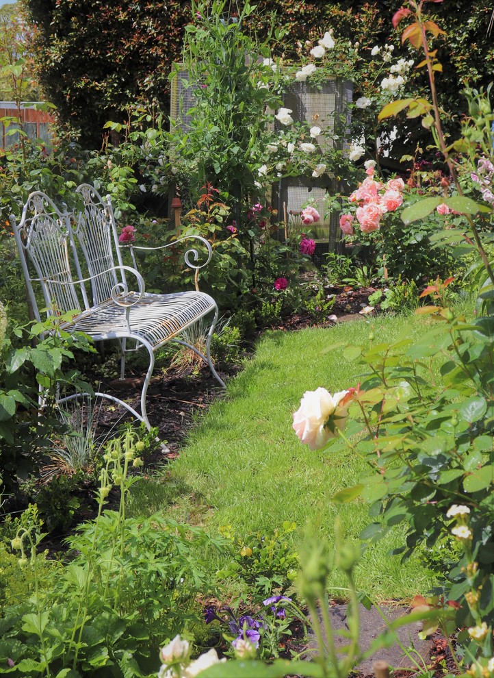 Immagine di un piccolo giardino american style esposto in pieno sole dietro casa in estate