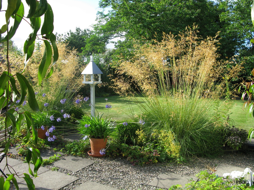 Photo of a contemporary full sun backyard gravel landscaping in West Midlands.