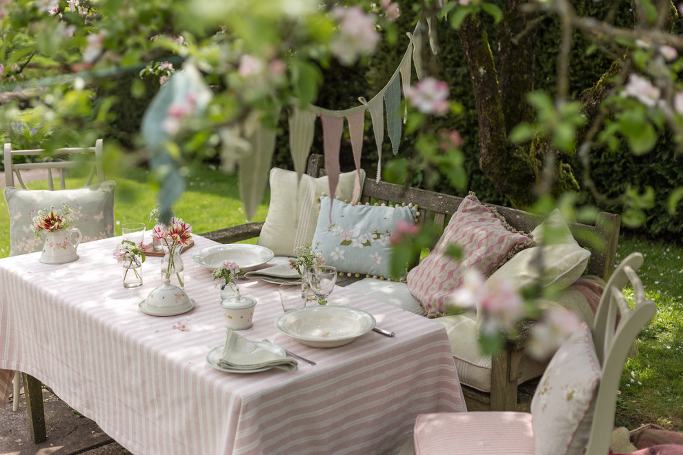 Cette image montre un jardin arrière rustique de taille moyenne et au printemps.