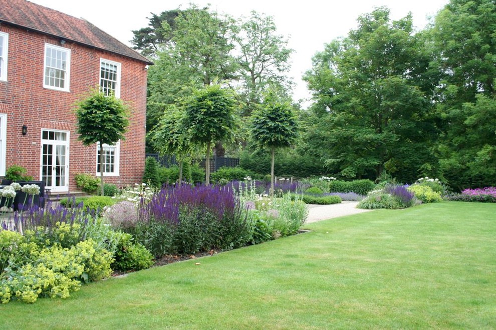 Photo of a farmhouse full sun landscaping in Hampshire.