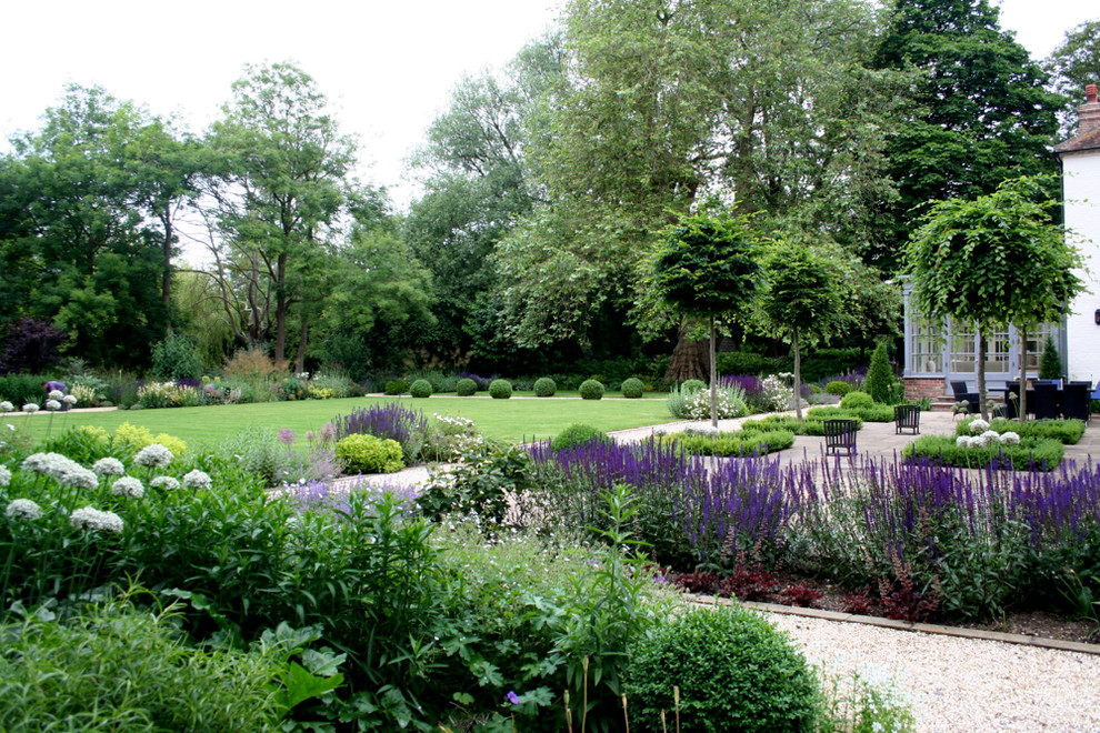 This is an example of a farmhouse full sun garden in Hampshire.
