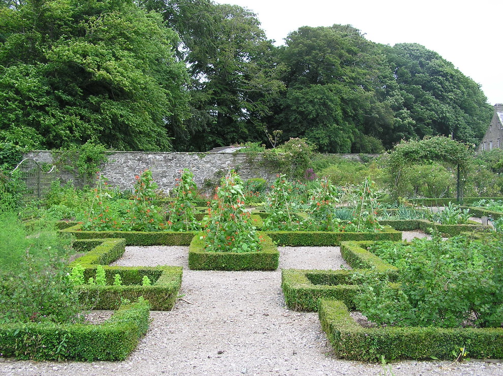 Imagen de jardín tradicional grande con jardín francés, exposición total al sol y gravilla