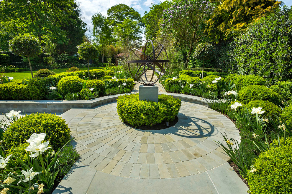 На фото: большой солнечный регулярный сад на заднем дворе в классическом стиле с хорошей освещенностью и покрытием из гравия с