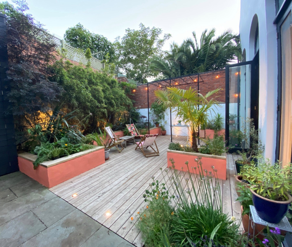 Foto di un giardino design esposto in pieno sole di medie dimensioni e in cortile in estate con pedane