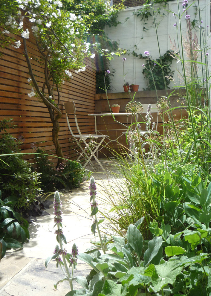 Geometrischer, Kleiner, Halbschattiger Moderner Garten im Innenhof mit Natursteinplatten in London
