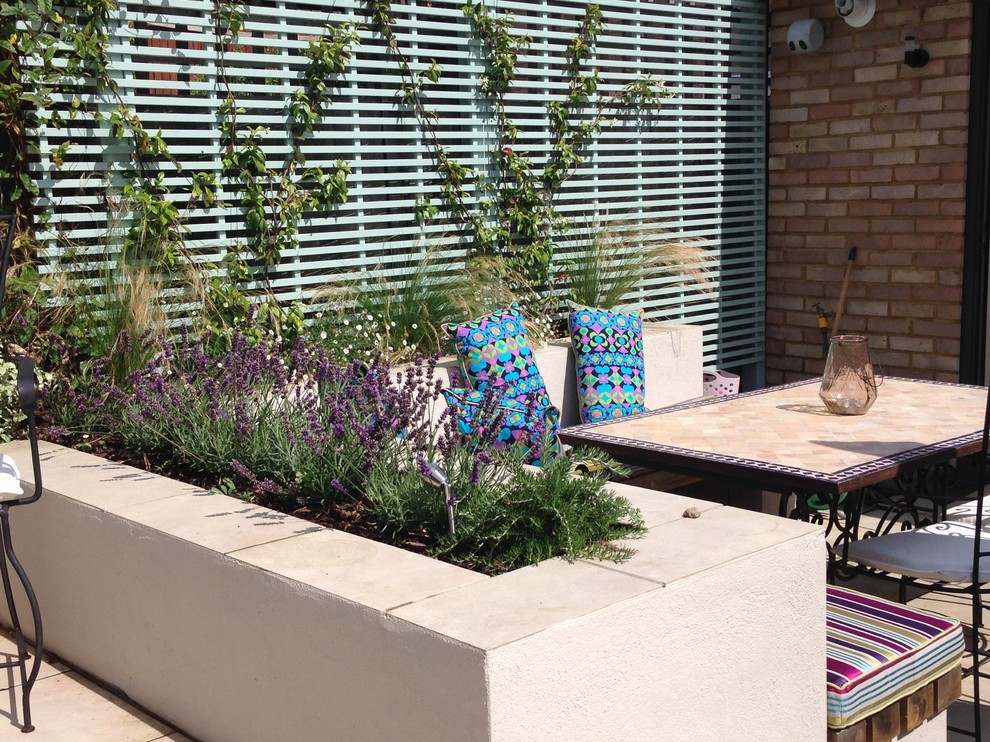 Kleiner Moderner Garten im Sommer mit direkter Sonneneinstrahlung und Natursteinplatten in Surrey