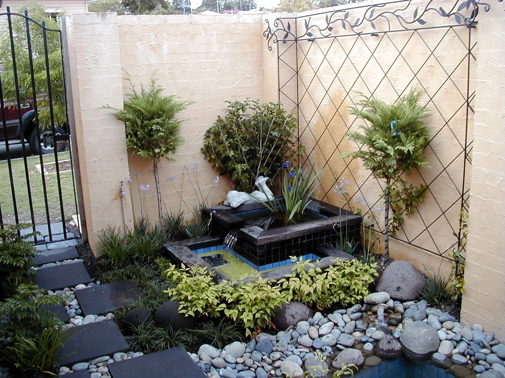 Ispirazione per un piccolo giardino formale american style esposto a mezz'ombra dietro casa in inverno con fontane