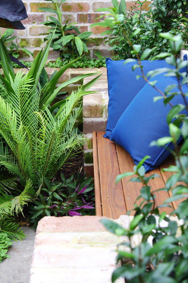 Idéer för små tropiska trädgårdar i full sol på sommaren, med marksten i tegel och en trädgårdsgång