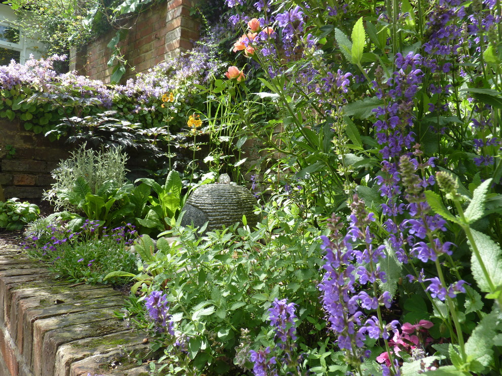Idee per un giardino tradizionale in cortile in estate