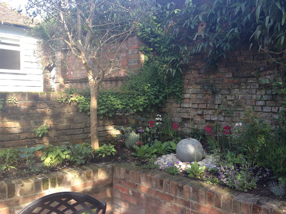 Идея дизайна: весенний участок и сад на внутреннем дворе в классическом стиле