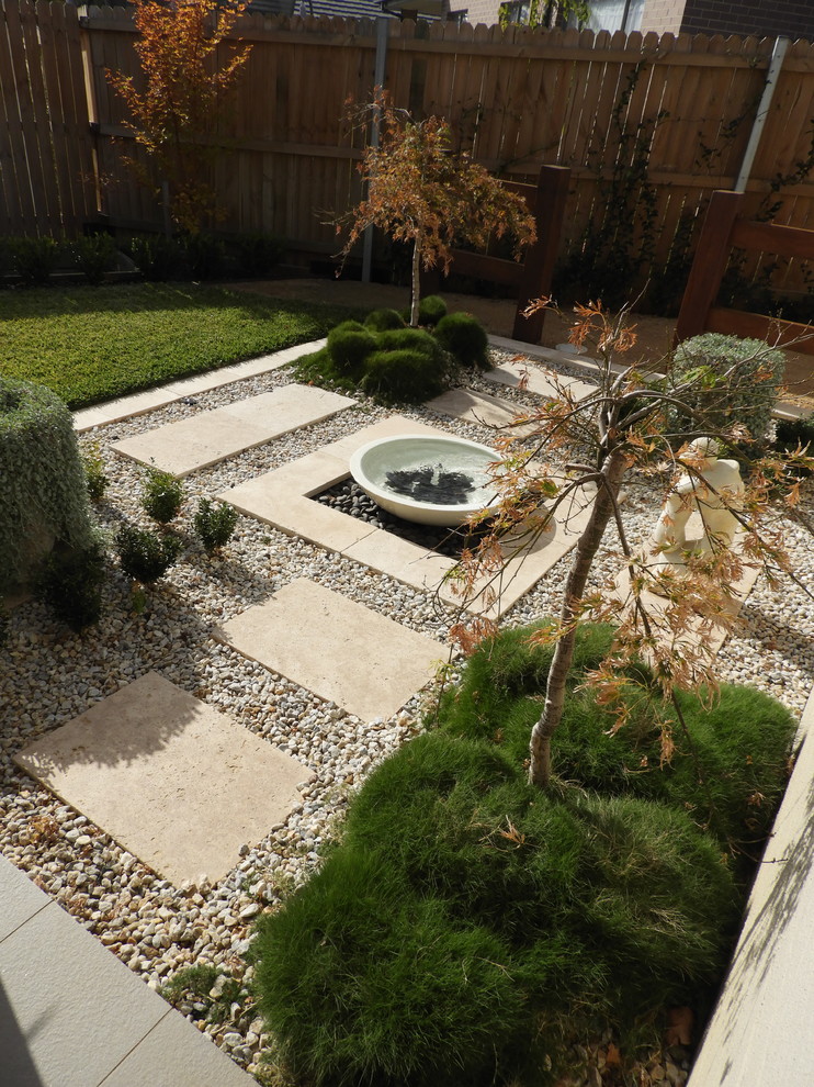 Großer, Geometrischer, Halbschattiger Moderner Garten im Frühling, hinter dem Haus mit Pflastersteinen in Sydney