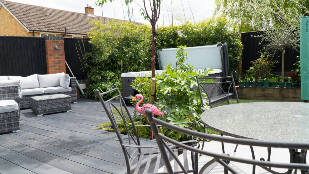 Ispirazione per un piccolo giardino formale minimalista esposto in pieno sole dietro casa con fontane e pedane