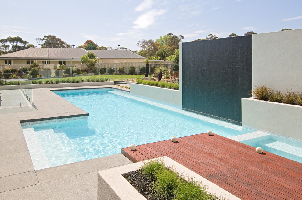 Contemporary swimming pool in Melbourne.