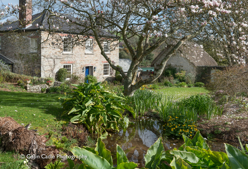 Design ideas for a classic garden in Devon.