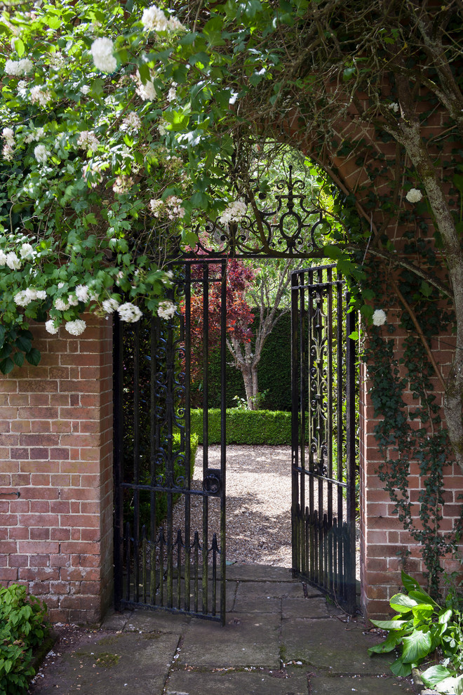 Immagine di un giardino classico in ombra con un ingresso o sentiero